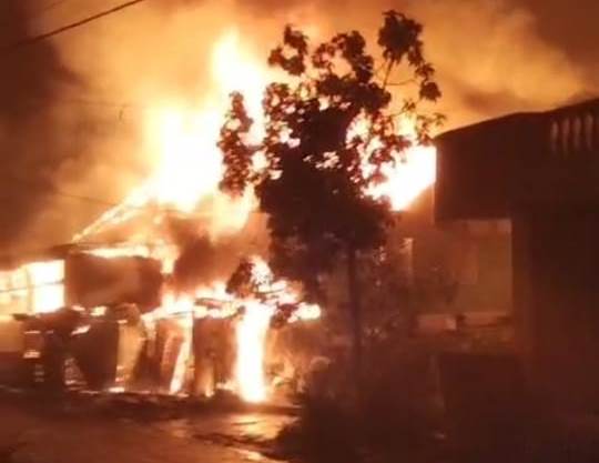 Suasana kebakaran saat api berkobar membakar tiga rumah dan sebuah bengkel